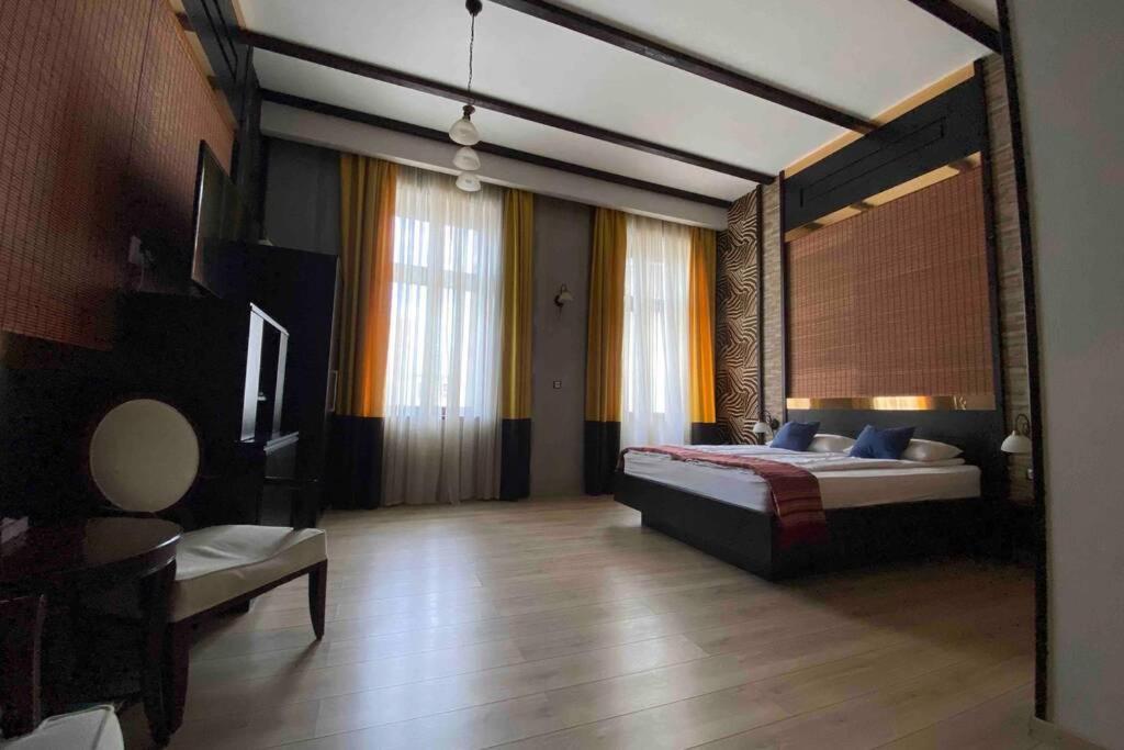 Safari Royal Apartment Oradea Bagian luar foto